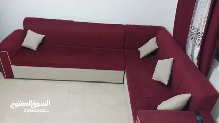  3 غرفة معيشة مريحة وجميلة بألوان عصرية ومساحات واسعة ومريحة