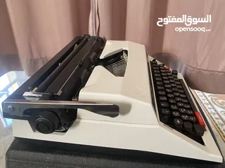  4 الة كتابة يدوية باللغة العربية (old typewriter)