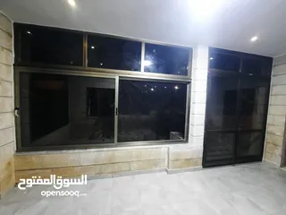  2 شبابيك المنيوم عدد 10 لون شمبيه زجاج عسلي بحال الوكاله