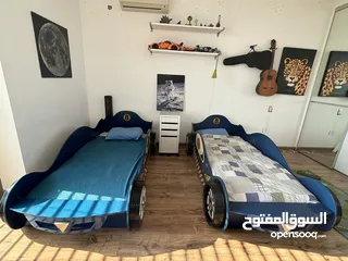  1 سرير أطفال شكل سيارة عدد 2 للبيع