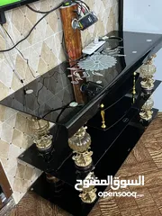  1 طاولة قزاز بحالة ممتازة جدًا قابلة للفك والتركيب بحالة الجديد ونوع القزاز ممتاز