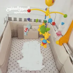  1 سرير الطفل وملحقاته مع هدية مجانيّة (حمالة الاطفال)