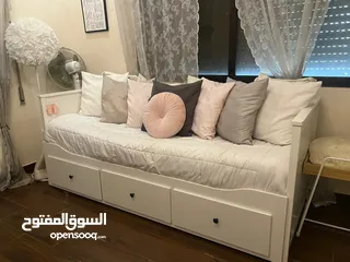  3 سرير للبيع من ايكيا يتحول إلى مفرد أو مجوز أو كنب مع فرشتين