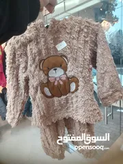  4 تصفية ع بظاعة المحل ملابس اطفال وبلاطين جينز شبابي  ورفوف وعمدان وستاندات وكانتر وطاولة مكتب