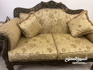  1 طقم كنب 7 مقاعد مع طقم طاولات للبيع