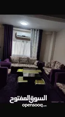  5 طقم كنب  و طاولة وسط و برداي و سجاد بحالة جيدة