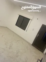  11 بيت للبيع يحوي على شقتين كل شقه لها سطحها الخاص بقوشان منفصل