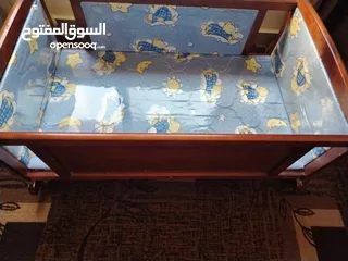  2 تخت بيبي عدد 2 ازرق و زهري اندونيسي مع الهزاز للتواصل