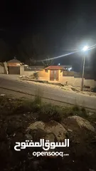  5 منزل للبيع من المالك بموقع راقي وهادئ جدا مطل الموقع سكني بمتياز
