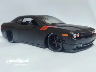  3 مجسم دودج جالنجر حديد قياس 1/24 بتفتح كل الابواب وكالة . 35 دينار