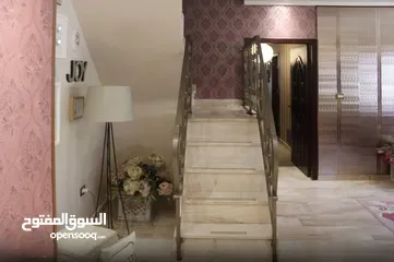  4 شقة مع روف دوبلكس للبيع في حي الصحابة - ref: 14581