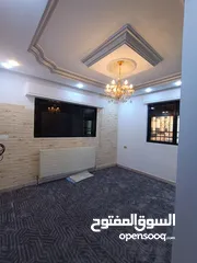  8 شقة للايجار مناسبة للعرسان والعائلات مجددة بالكامل في منطقة قريبة على كافة الخدمات وعمارة عائلية