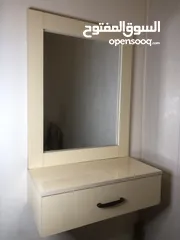  1 تواليت مستعمل للبيع خشب تفصيل قوي