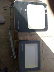  1 كشاف 100 واط بسعر 7دنانير يوجد 4