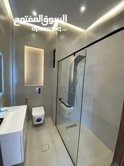  19 شقة مميزة اخير مع روف في اجمل مناطق قرية النخيل اجمل تشطيب واطلالة رائعة 240 داخلي و 90 تراس خارجي