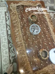  5 كنب 8مقاعد مع اربع برادي وطاولة خشب وسط