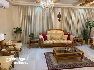  2 طقم كنب مع طربيزات كامل كنب ممتاز استعمال بسيط
