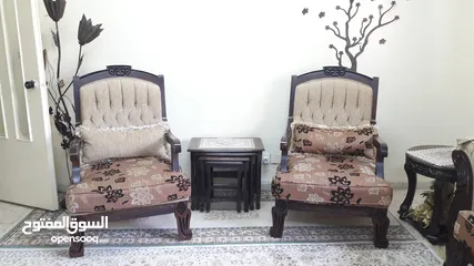  4 طقم كنب سبع مقاعد بحالة ممتازة جدا