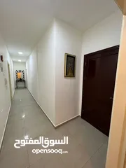  15 شقه  ارضيه مفروشه مكونه من غرفتين نوم وحمامين وصاله وصالون ومطبخ مجهز بالكامل  برنده  مواقف خاصه