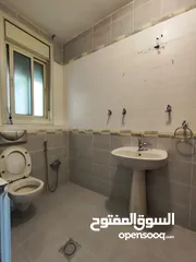  12 شقة مميزة للإيجار – الطيرة  مساحة واسعة وحديقة داخلية