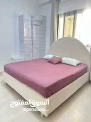  1 سرير مع الفرشه