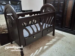  2 تخت بيبي خشب زان من عمر يوم لعمر اربع سنوات بحالة ممتازة للبيع