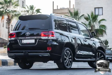  6 Toyota Land Cruiser 2017 Gx-r V8  السيارة بحالة الوكالة و قطعت مسافة 141,000 كم   اللون : اسود