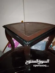  1 طاوله وسط خشب الاصلي استعمال خفيف بس الطاوله الوسطيه وقزاز مكسور فيها للبيع