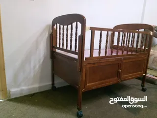  2 تخت اطفال تب نظافة للبيع المستعجل