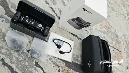  2 مايك من شركة Dji mic 2 شبه جديد  يتميز بجودة الصوت و العزل