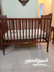  1 سرير اطفال اجنبي مع الفرشة بحالة ممتازة للبيع