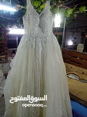  5 فساتين اعراس مستعمله للبيع في حواره والسعر حرررررق بسسسس خمس دنانير  تواصل رقم واتساب  بلال