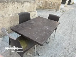  1 اربع طاولات بنية بلاستيك 2 بحالة ممتازة و2 يوجد كسر بسيط 11 كرس بني 4 كرسي سكني مع 4 طرابيزات  بحالة