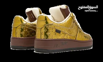  2 ￼  هذا حذاء رياضي من طراز Louis Vuitton x Nike Air Force 1 Low باللون الذهبي المعدني.   (حبة نادرة)