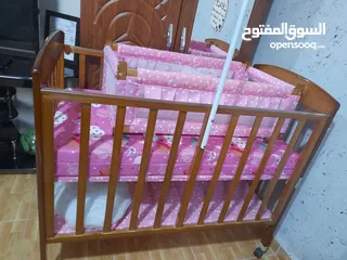  3 تخت بيبي طابقين طابق للبيبي والطابق السفلي لأغراضو