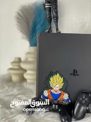  3 Ps4 slim 1TB 1000GB  مع جهازين أصليات و مجسم شخصية بروتو وستيكر شخصية جوكو يتغير لثلاث صور