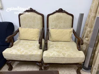  3 طقم كنب للبيع  مع كرسسين زان مع طاوله داءريه