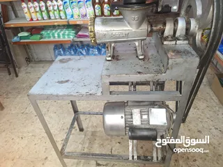  4 ماكينة لحمه حجم كبير مع 3مقاسة مع صحن ستانلس ستيل