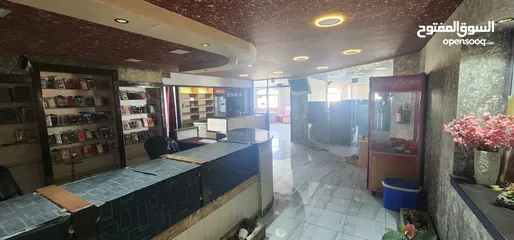  7 محل للايجار وسط رام الله مساحة المحل أكثر من 300 متر مفتوح ومطل من كل الجهات يصلح لعمل عدة مشاريع