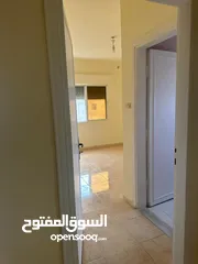  5 شقه فارغه للايجار شارع الجامعه الاجره شهريه 240