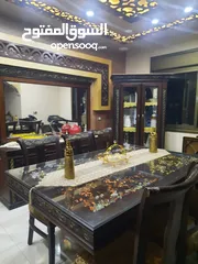  4 طاولة سفرة مع 8 كراسي ديكورات وخزانه ومرايه معها خزانه