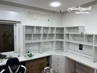  4 ديكور محل صيانة عبارة عن الواح تعليق بترينة عرض خشب وقزاز رفوف خزائن بحالة الوكالة للبيع بسعر ممتاز
