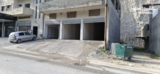  2 محلات للايجار في برقين شارع رئيسي