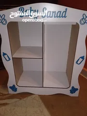  1 خزانة خشبية صغيرة