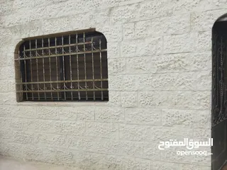  2 منزل مستقل للبيع  واجهتين حجر يقع ع الاوتستراد70متر