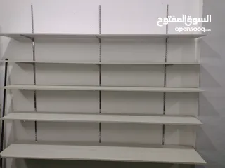  4 رفوف خشب للبيع + لواح تعليق خشب مع علاقات