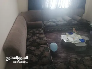  1 مجلس بحاجه تنجيد وتزبيط وسرير مفرد عدد 2 للبيع