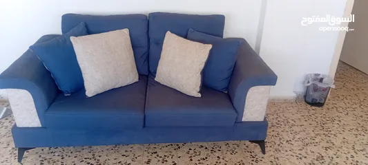  4 Are you looking for that particular contemporary living room set? Then look no further.