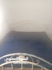  5 سرير حديد مجوز مع الفرشه وثلاجه دايو كبيره