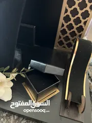  3 ستاند شبكة لون أسود مخملي مميز بزخارف ذهبية شبه جديد مستخدم مرة وحدة والله يبارك لصاحب النصيب